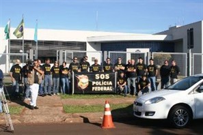 Agentes da Polícia Federal de Maringá realizam protesto
